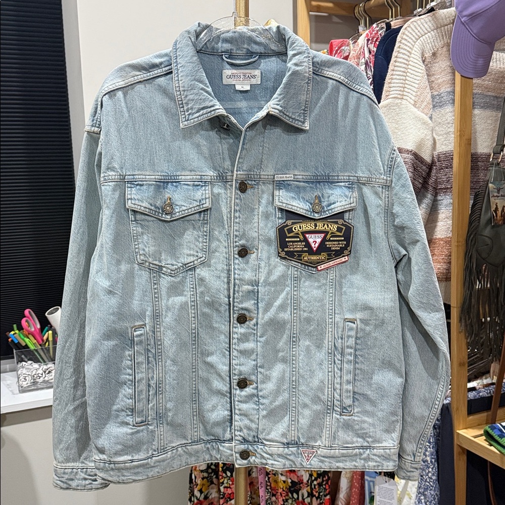 Nwt Guess Men Oversized Trucker Jacket Denim XL Light Wash - Picture 4 of 5